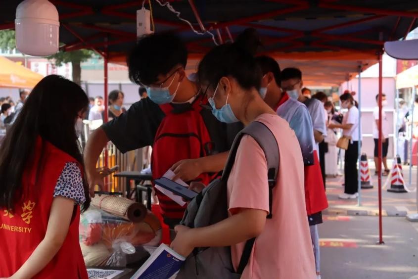 直击！湖北这所大学迎10000+新生，现场巨幅LED大屏数据实时更新