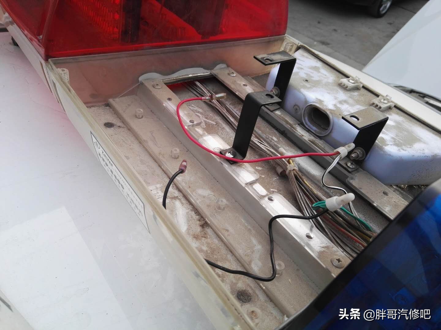 胖哥维修警车警笛喊话器，也体验一回做警察叔叔的感觉