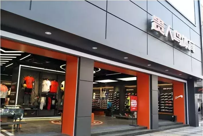 李宁篮球857怎么样(曾是白领最爱，如今暴跌400亿，关店3000家！就快把自己搞死了)