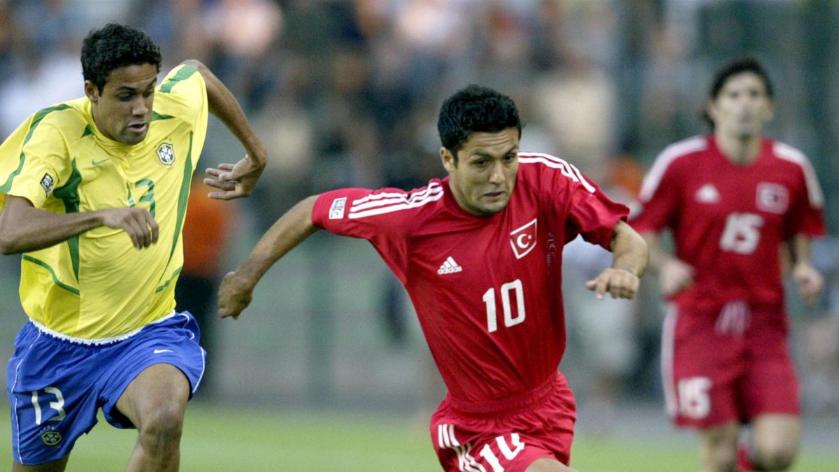 2002世界杯土耳其名次(2002年欧洲金球奖评选前十！左后卫排第2，1米68的土耳其人排第9)