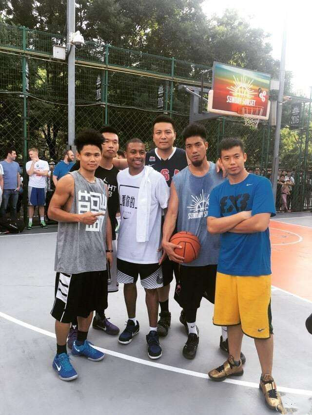 钟显超吴悠同一低级别球队吃瘪,街球其实很业余)