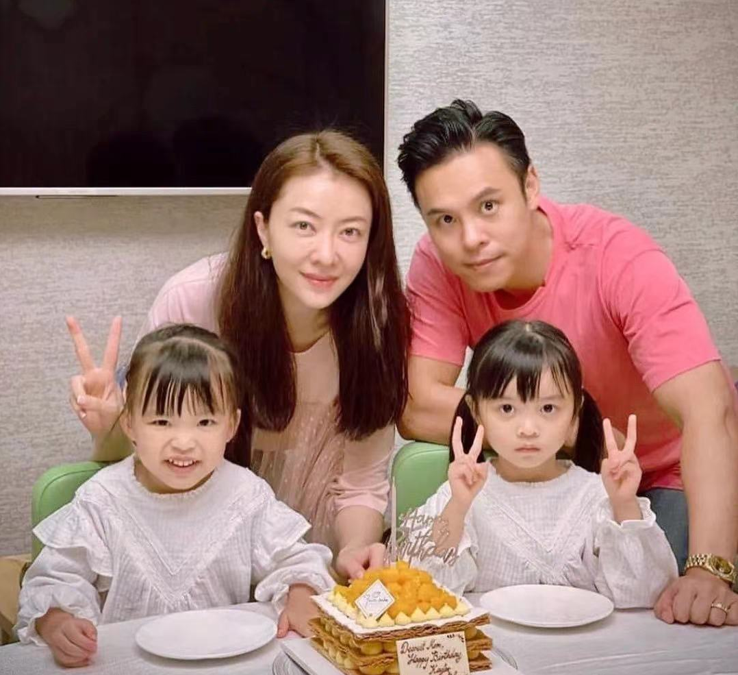 41岁熊黛林庆结婚五周年!与富豪老公亲密搂肩,穿着热辣长腿瞩目