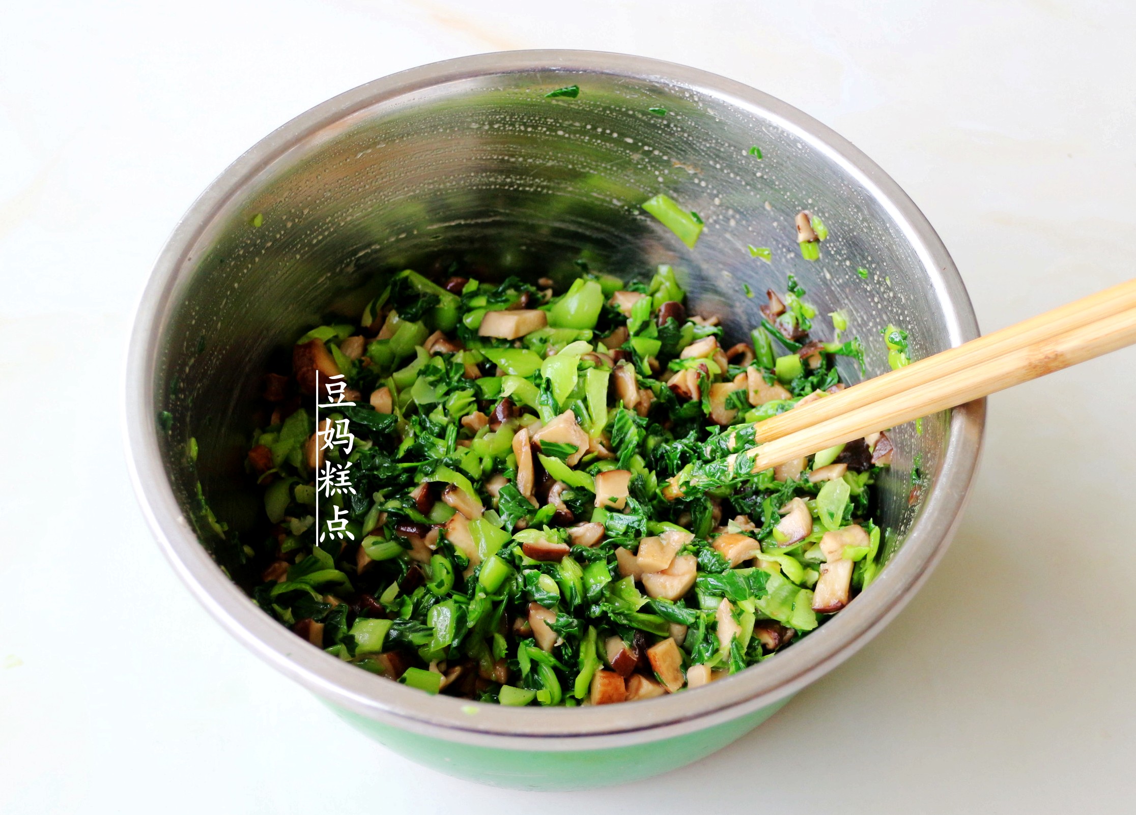 素包子馅的做法(卷心菜胡萝卜鸡蛋素包子馅的做法) - 盾灵网