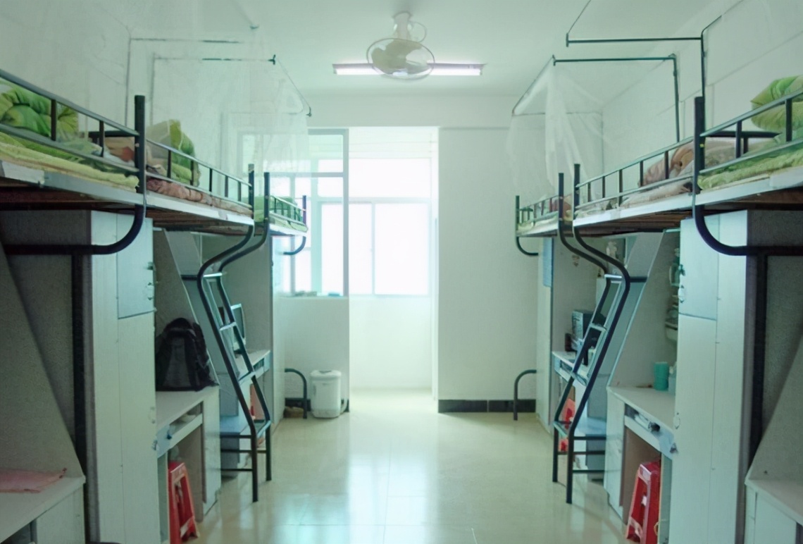 大学宿舍的“花样”装扮，00后的想法新奇，布置的温馨惹人羡慕