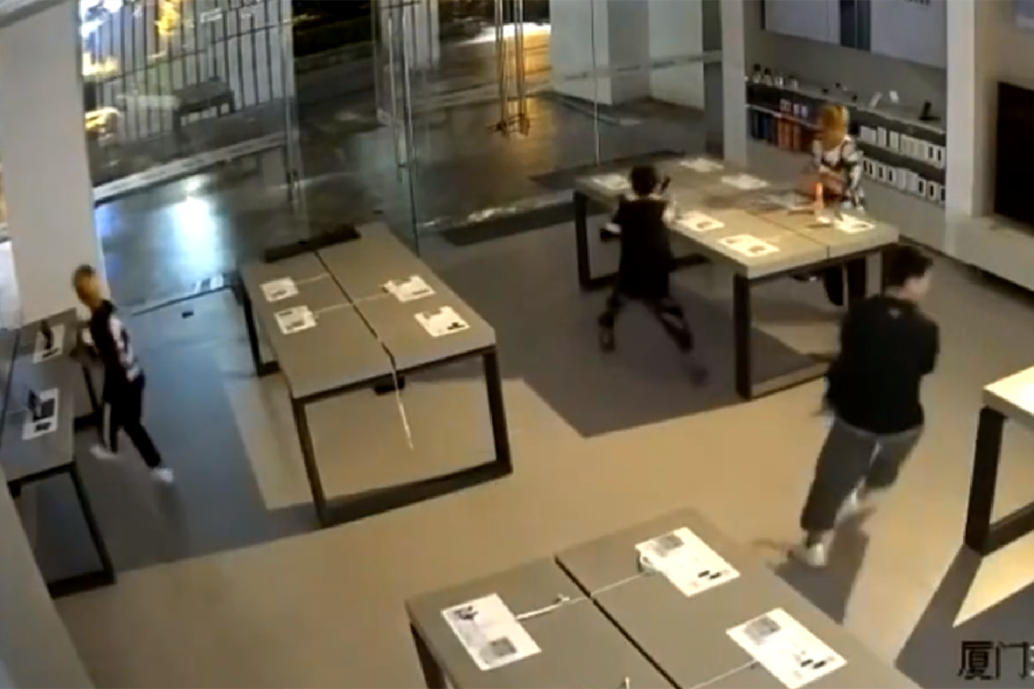 6名少年洗劫小米专卖店，曾多次作案，未成年犯罪为何有恃无恐