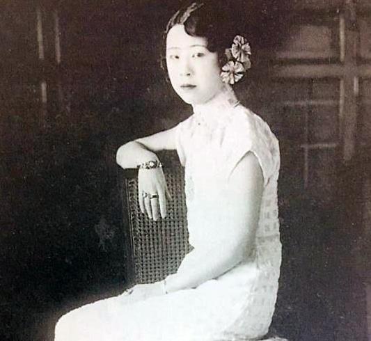 1953年，44岁妇女临终对清洁工丈夫吐露一个秘密：我曾是大清皇妃