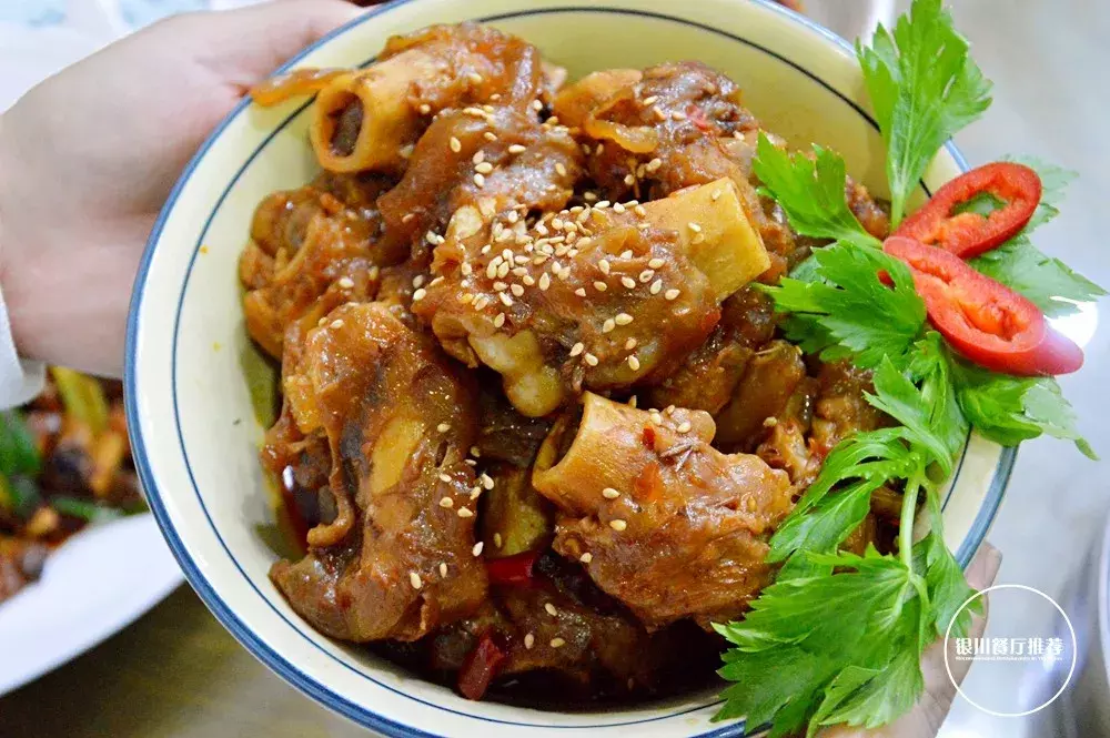 银川小两口藏在自强巷做羊棒骨,饭点满座