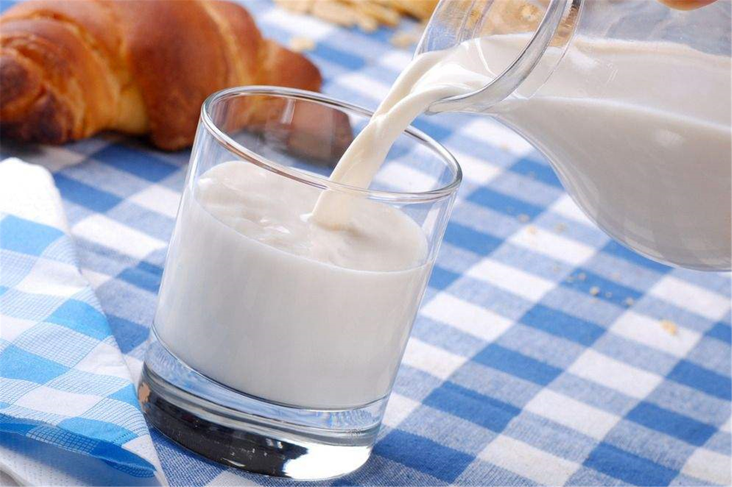 婴儿能喝鲜牛奶吗(宝宝多大可以喝牛奶) - 乐宝宝贝