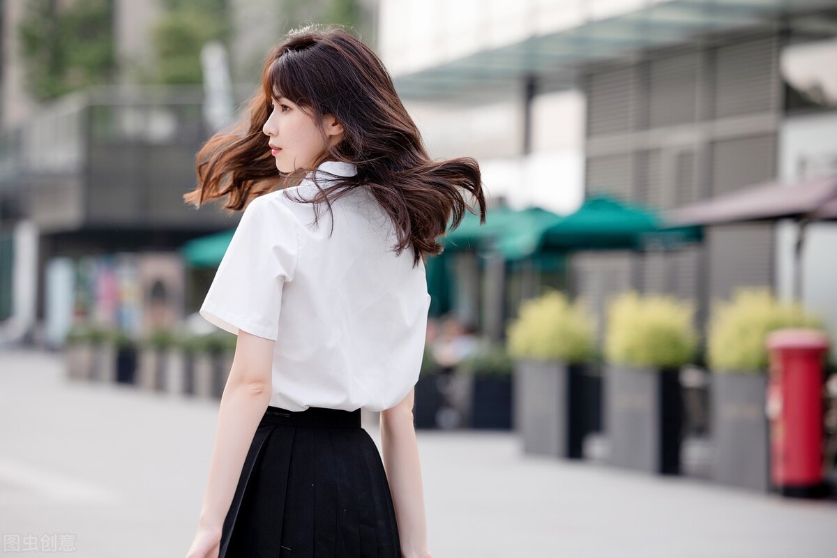 撞见女儿“夹腿”，亲妈1句话把孩子骂“愣”！成年人的思想太污