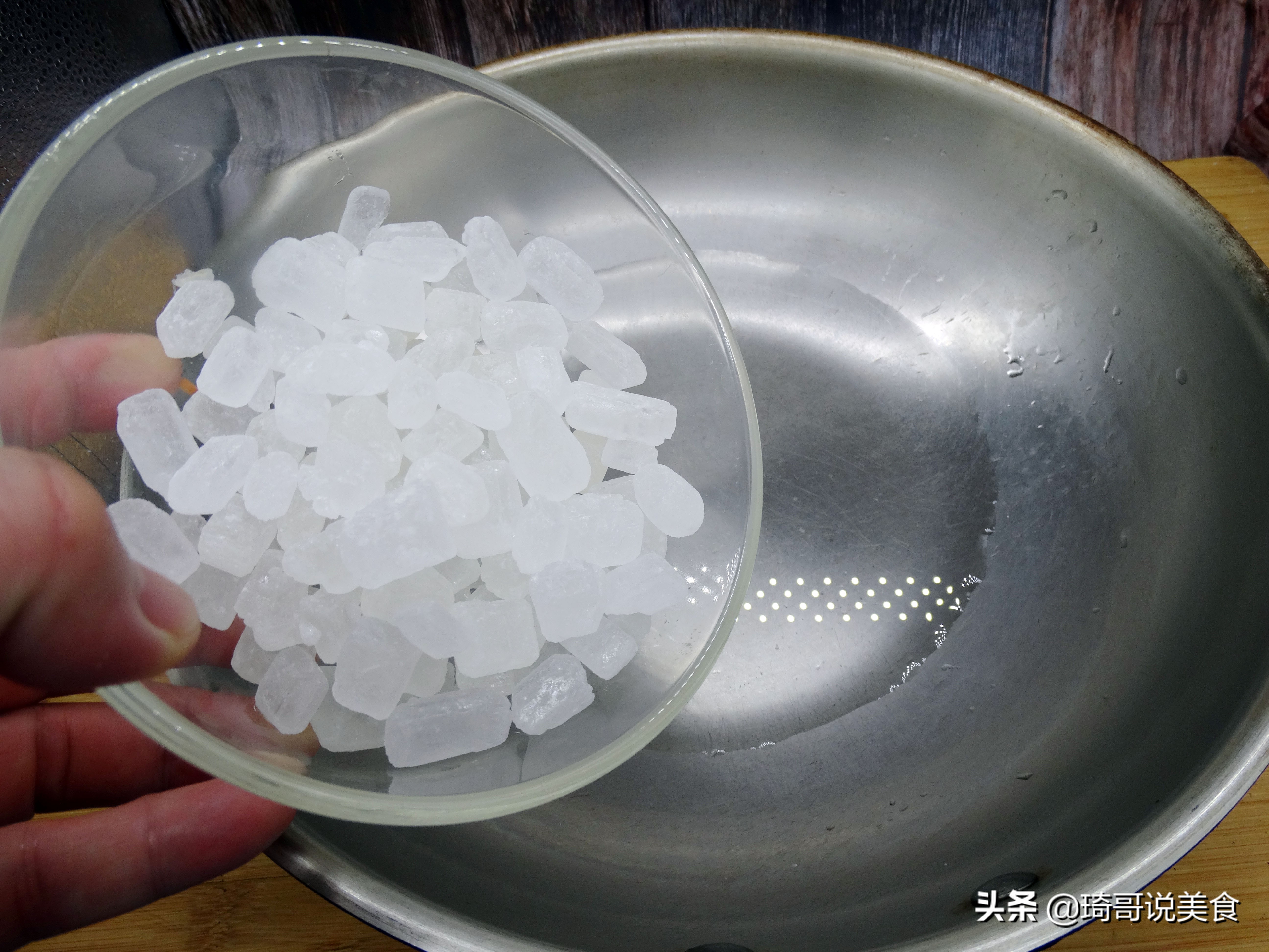 你家柚子皮都扔了吧，好浪费啊，告诉你一招，柚子皮转身成美味