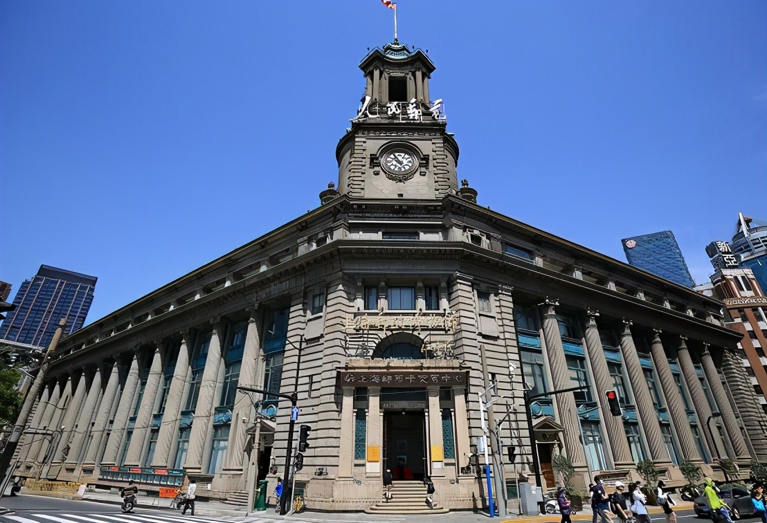 你会发现外滩的一些很精巧的地方,不但建筑物好看,游人还少,老上海人