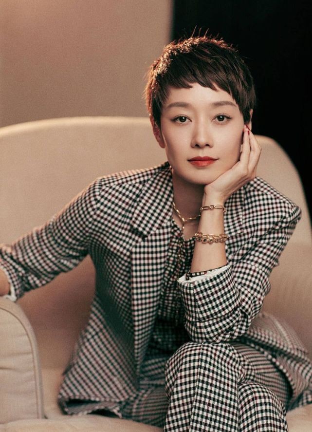 单身的马伊琍女人味太强,身穿黑裙也难掩清纯感,短发有独特的美