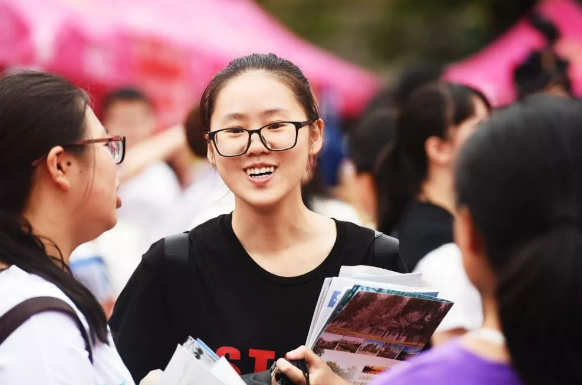 高考430分考上三本，开学看到室友心态崩盘了：我想复读重考大学