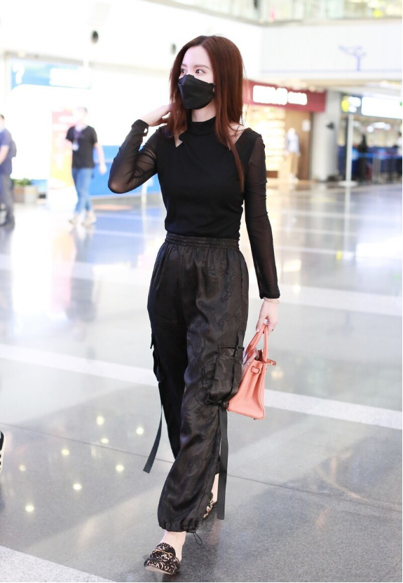 张萌胳膊上套黑丝小露香肩，女人味也太足了，这细腰长腿可真火辣