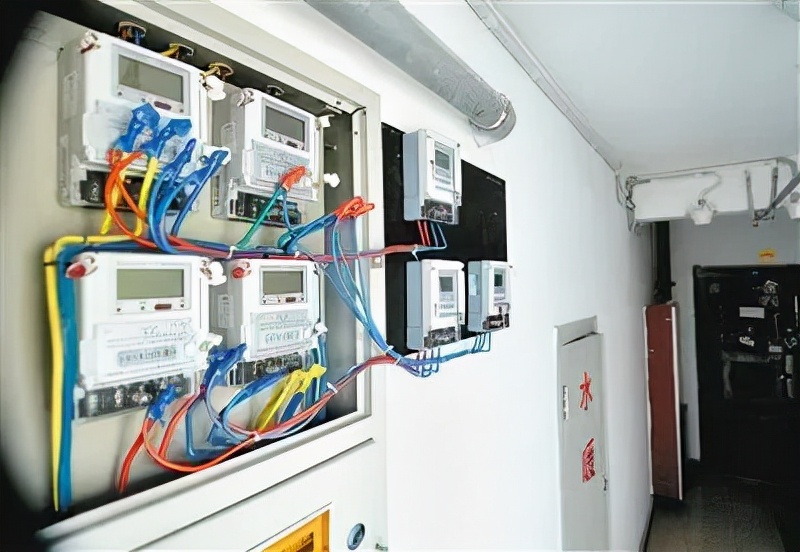 很多农村电压不足,需要用增压器和稳压器来稳定家庭电器的使用