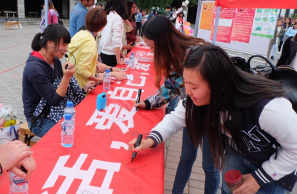 大学里含金量很高的证书，考不下来，会影响到学生就业甚至毕业