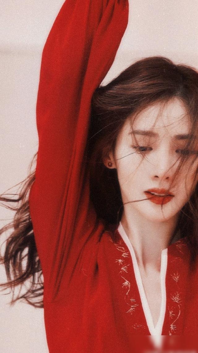 那个时候金晨才19岁,一曲《花儿》震惊了所有人,动作灵巧自然,一颦