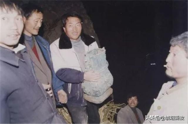 农民建房挖到31件国宝,上交获200元奖励惹非议,奖金提高1000倍