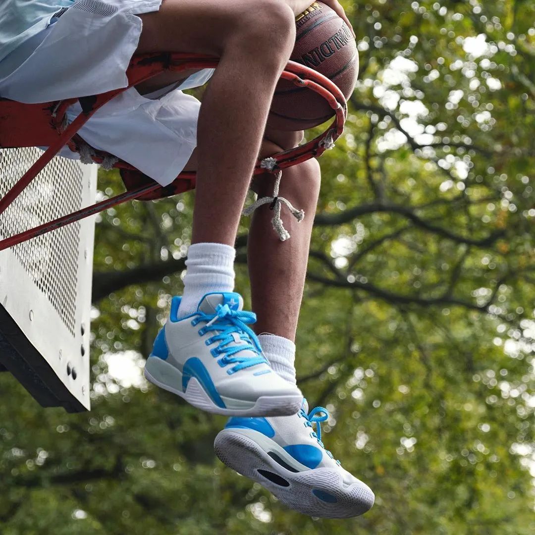 林书豪为什么没人要nba（NBA没人要？签名鞋被一拖再拖？林书豪的生涯真正跌倒了谷底？）