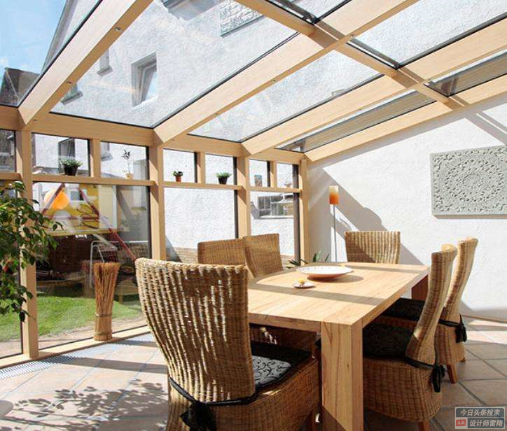 优点:这种阳光房优点就是利用的是天然木材,防腐木等材料建造而成,能