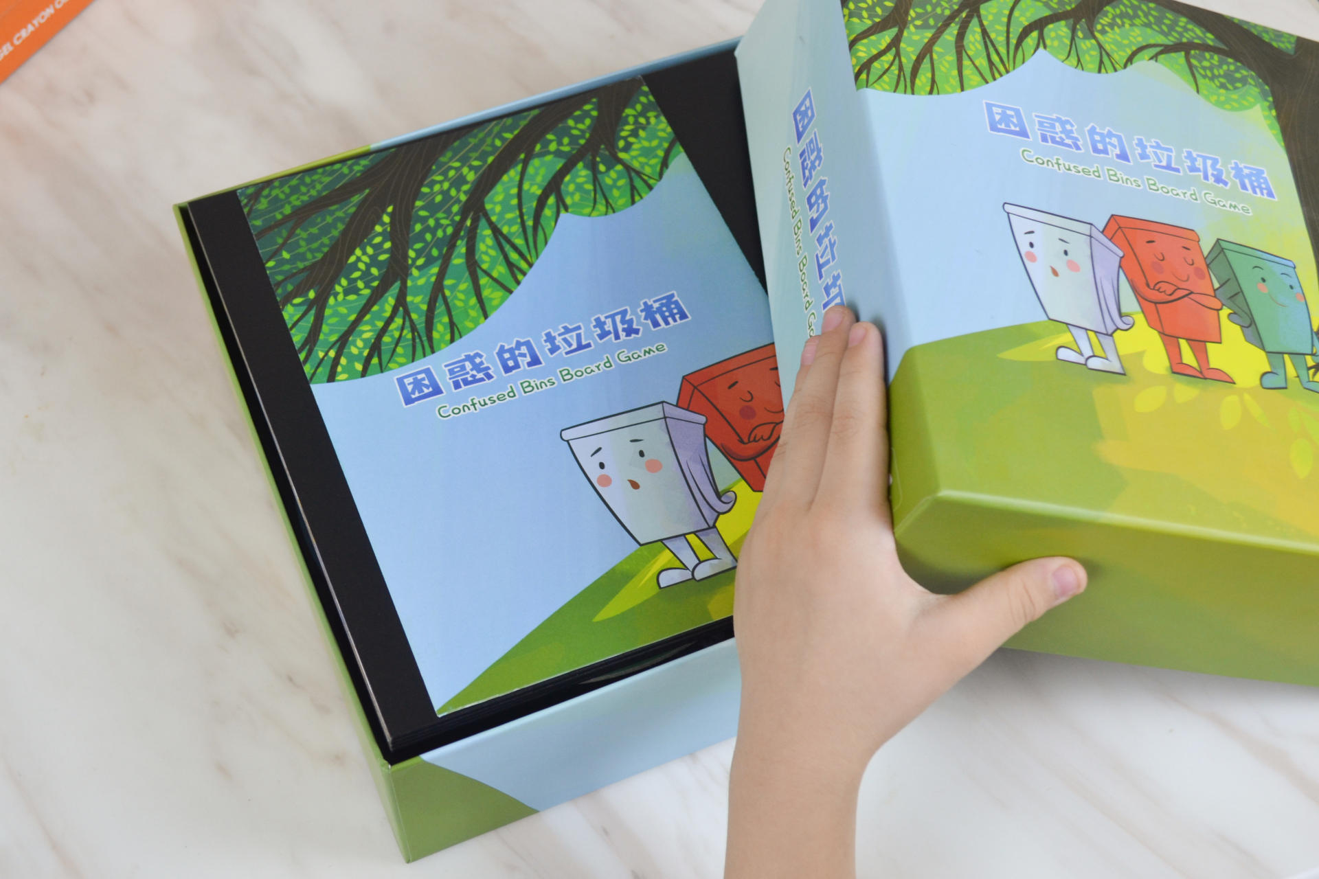 垃圾分类全家学，“棋乐融融”人人夸，来一局困惑的垃圾桶游戏吧