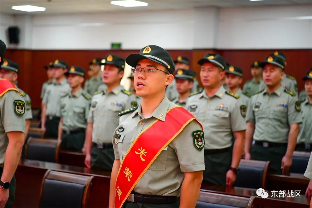 军官退役仪式，开始了