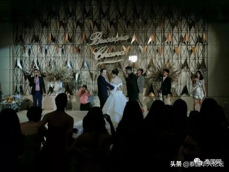 真正的爱是没有界限的！70岁的泰国爷爷和20岁的爱撒娇的妻子结婚