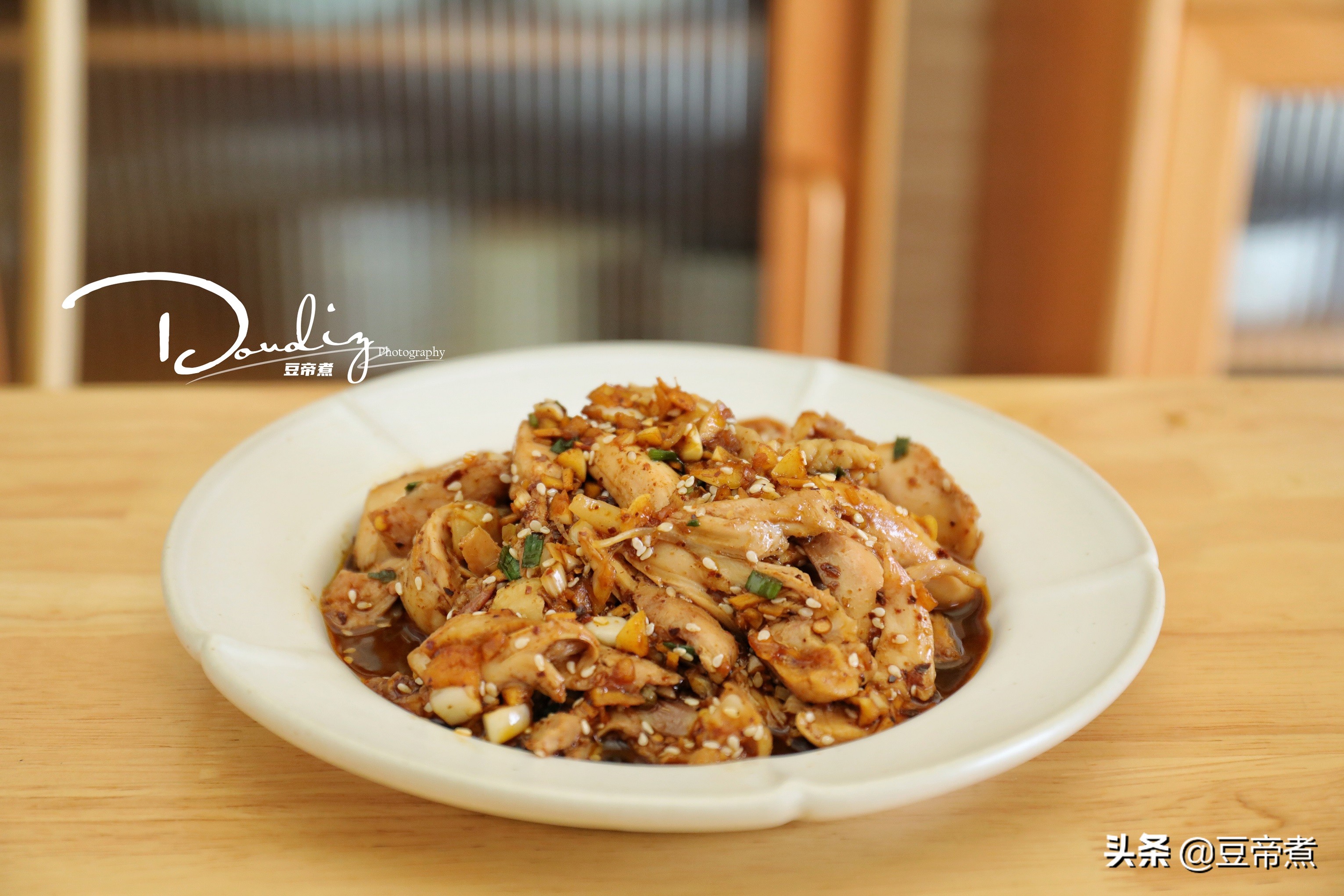 拒绝精致穷，一个人吃饭不随便，鸡腿三根吃出新花样