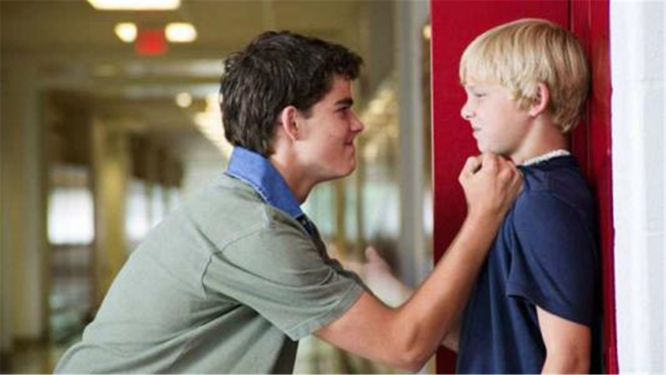 “妈妈，我被人打了”孩子在学校被欺负怎么办？父母的做法很重要