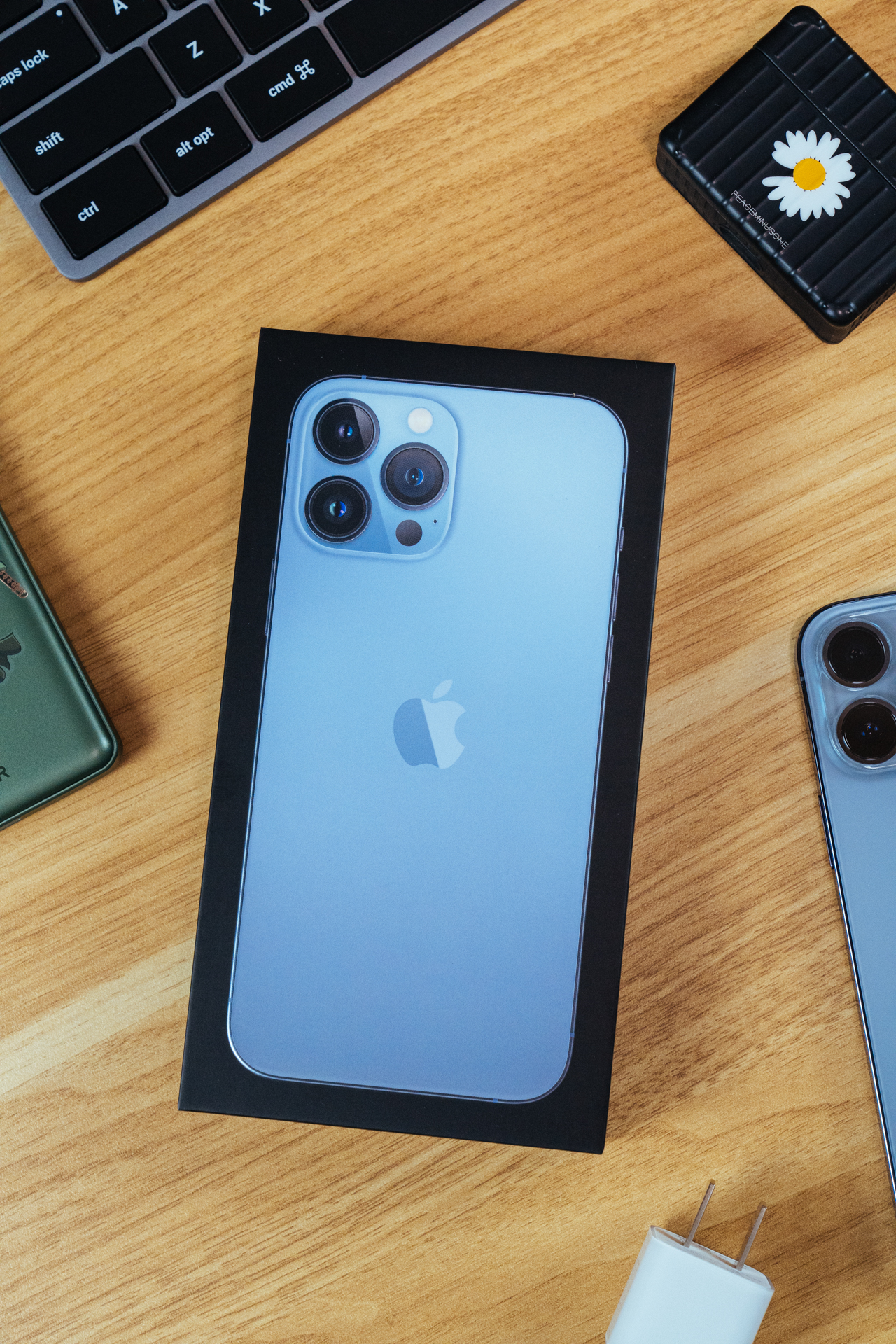 入手iPhone 13后，出行绝不能少了多功能闪焰狐双向快充无线充电宝