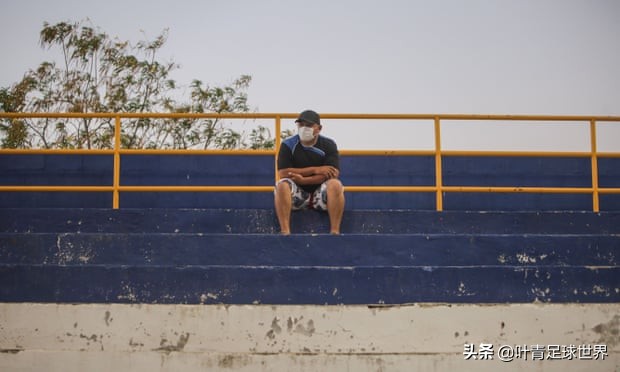 英超比赛为什么戴手套（660万人口小国，足球还没停！球员惶恐：戴口罩+手套踢球）