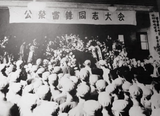 雷锋下葬的真实照片：摩托车开道，十万人送行