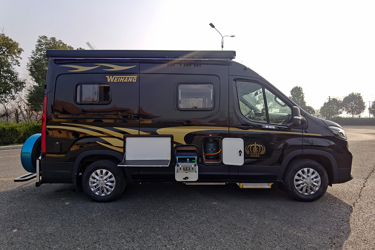 33.8万起售,空间利用到极致,卫航v550纵床无中门款房车