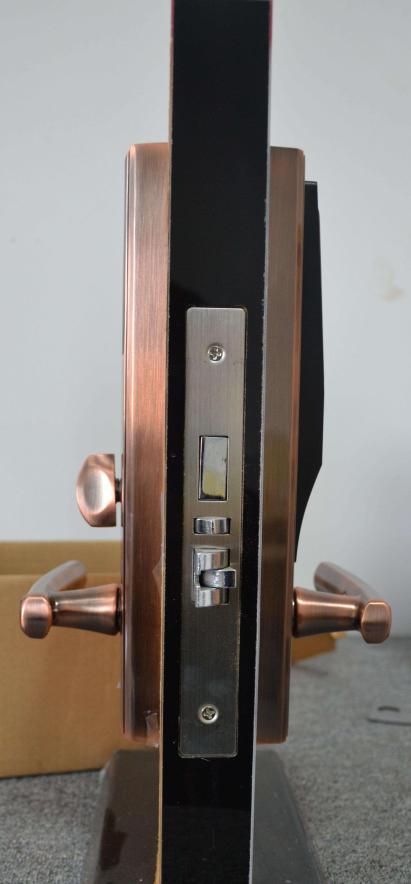 装什么门锁才安全防盗?看看国外家庭:门下面装地锁,踹都踹不开