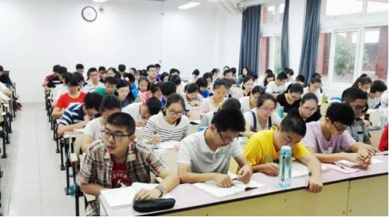 孩子考上本科，四年至少需要花多少钱？算出来的结果值得参考