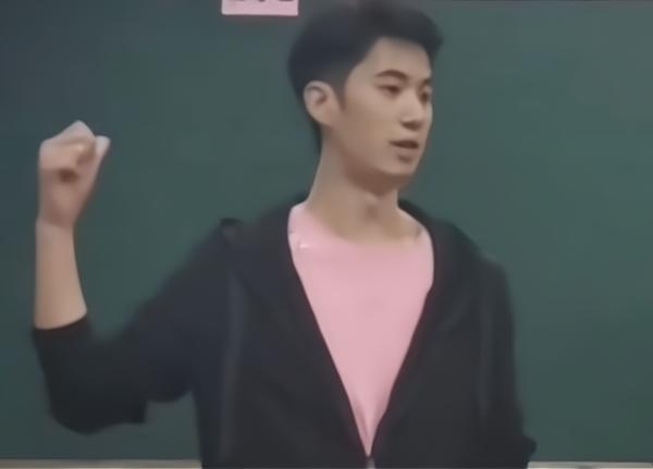 重庆云阳初中男老师走红，长相阳光帅气，网友：我想回去读书