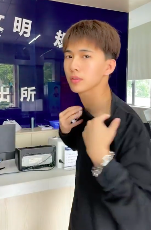 百万粉网红遭牌牌琦找人殴打，现身警局晒报告单，身上伤痕明显