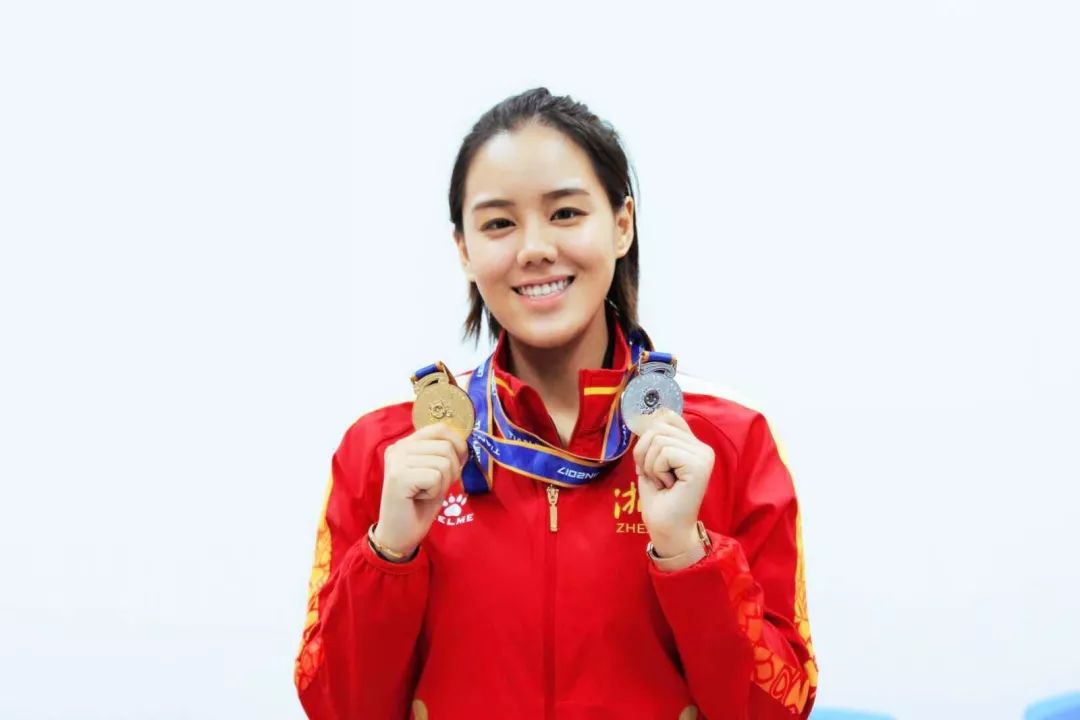 尽管杨倩,王璐瑶都是年轻小将,但杜丽也曾在首次参加奥运会时便拿下