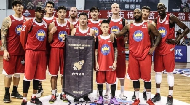 騰訊體育nba男主播有哪些（騰訊體育當家主播美娜，無數宅男球迷女神，卻依舊被秦奮“甩”了）