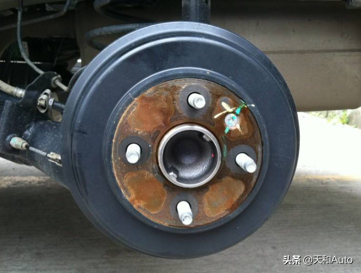 汽车刹车盘为什么会生锈，其他位置生锈是正常现象吗？