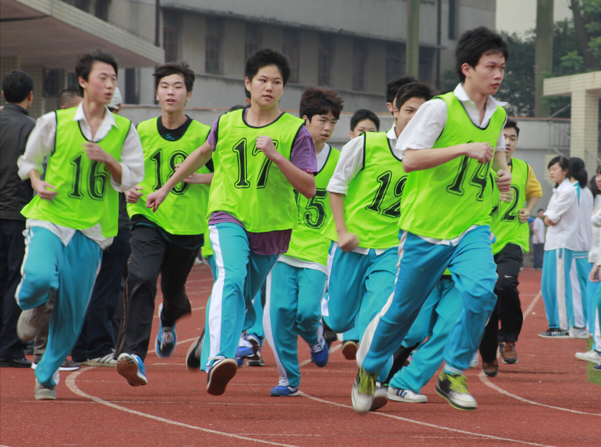 操场最外圈一圈多少米(初中体育老师公认的"省力跑步法",助你快速到