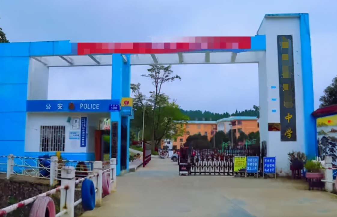 贵州一学校5名老师体罚女生被通报，县委书记上门致歉，副校长、副书记被免职