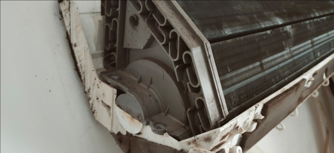 空调漏水这样处理才不会返修，空调漏水严重的处理方法