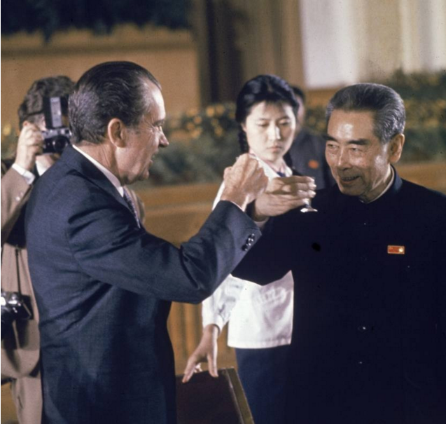 举重投轻的意思(1972年，尼克松不满意毛主席送的4两茶叶，周总理如何轻松化解？)