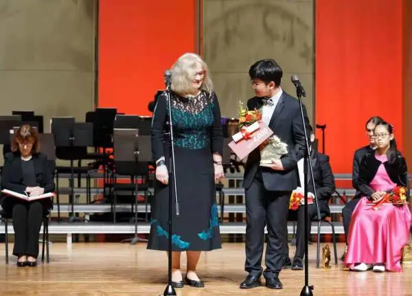 肖赛决赛圈唯一中国选手饶灏，师出星海，父母卖水果供他学琴