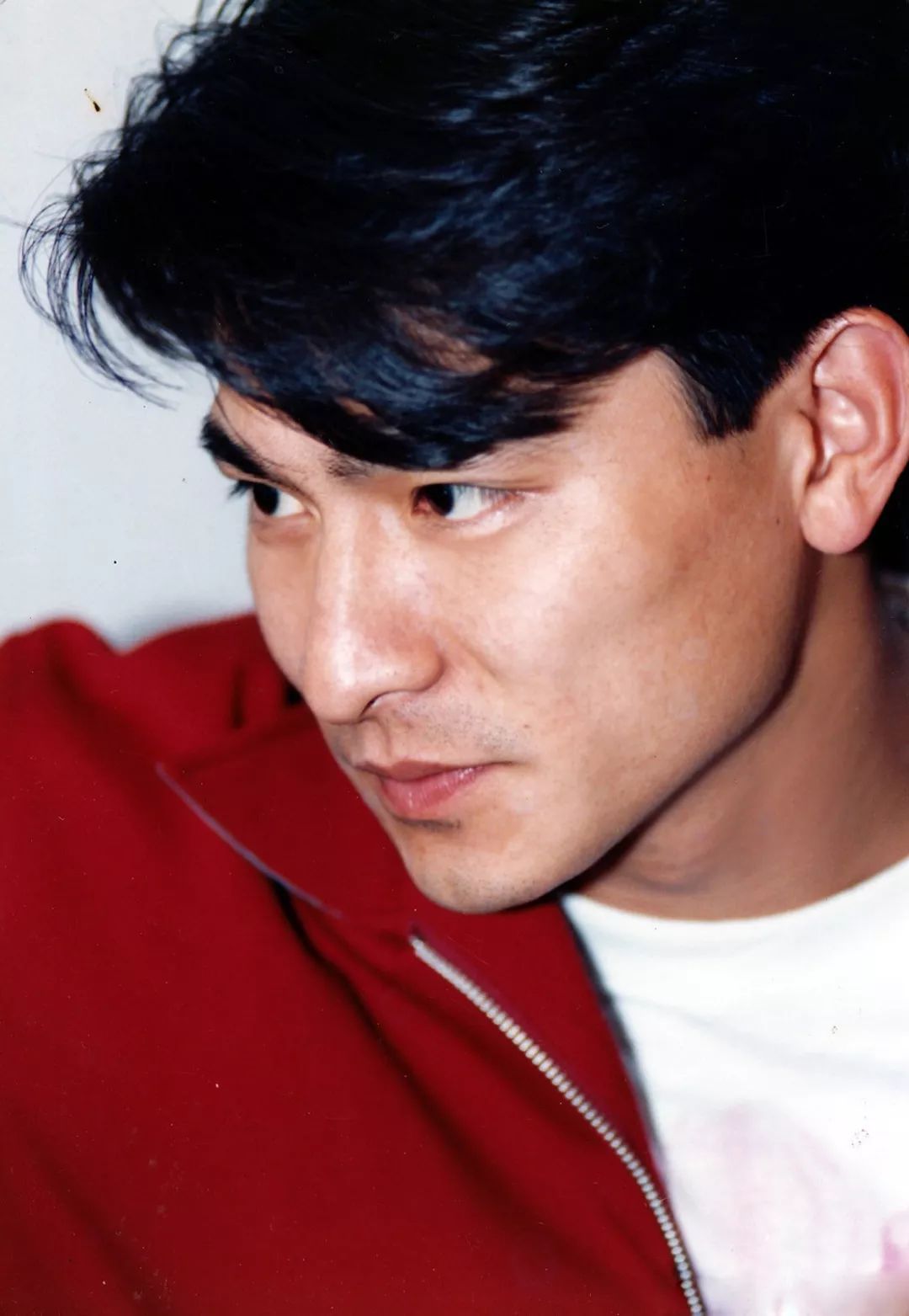 1981年,20岁的刘德华考进无线电视艺员训练班第10期,和梁家辉戚美珍