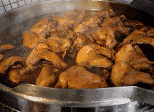 久负盛名的“道口烧鸡”，肉质软烂，咸香适口，数百年的经典美味