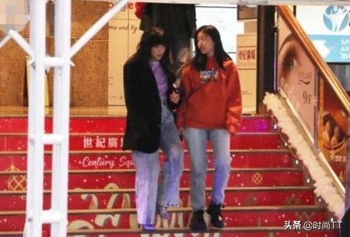 陈奕迅老婆携女逛街，15岁女儿背名牌包身高超妈妈，徐濠萦像保镖