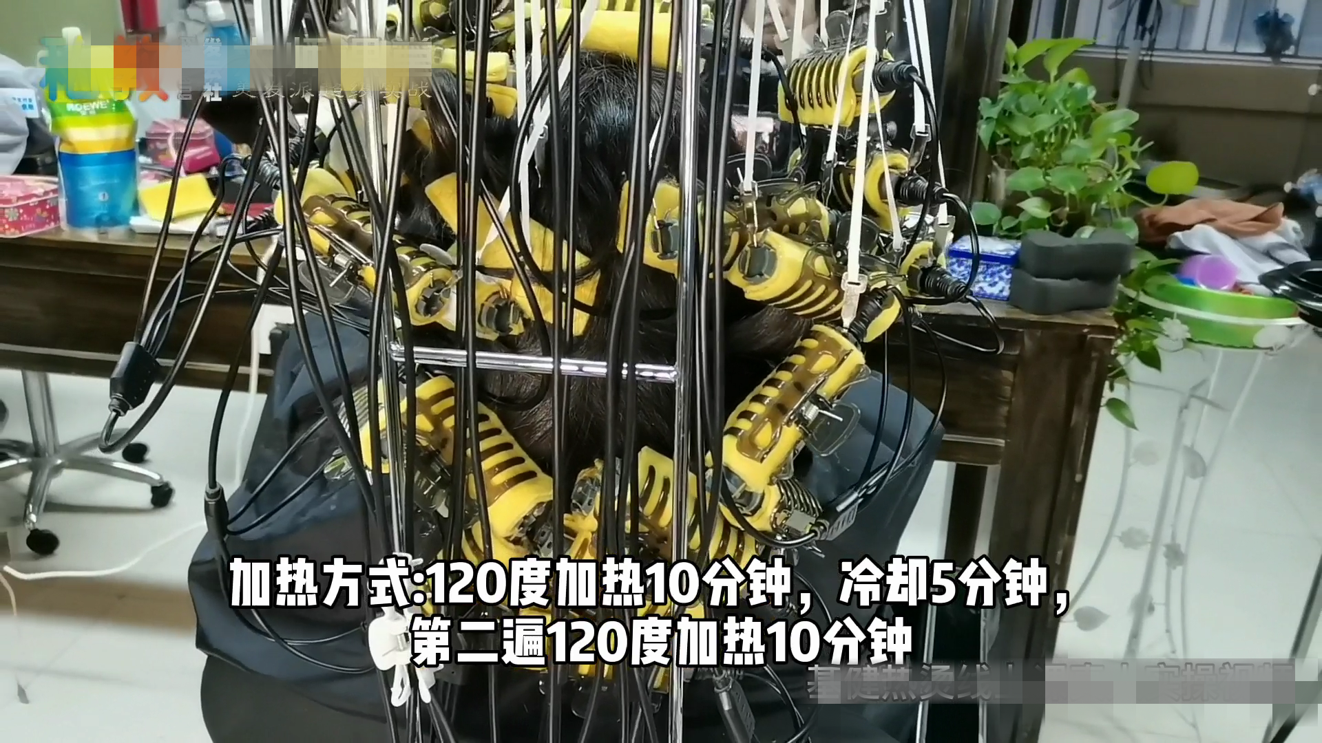 50岁女士自来卷沙发发量多，头发抛光+抱团卷，柔软减龄又时髦