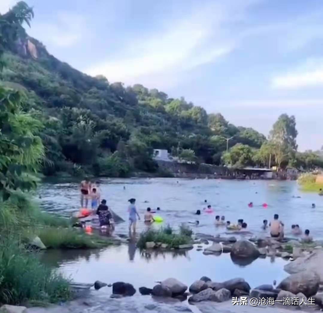 秋日避暑纳凉，悠然看山，水中嬉戏